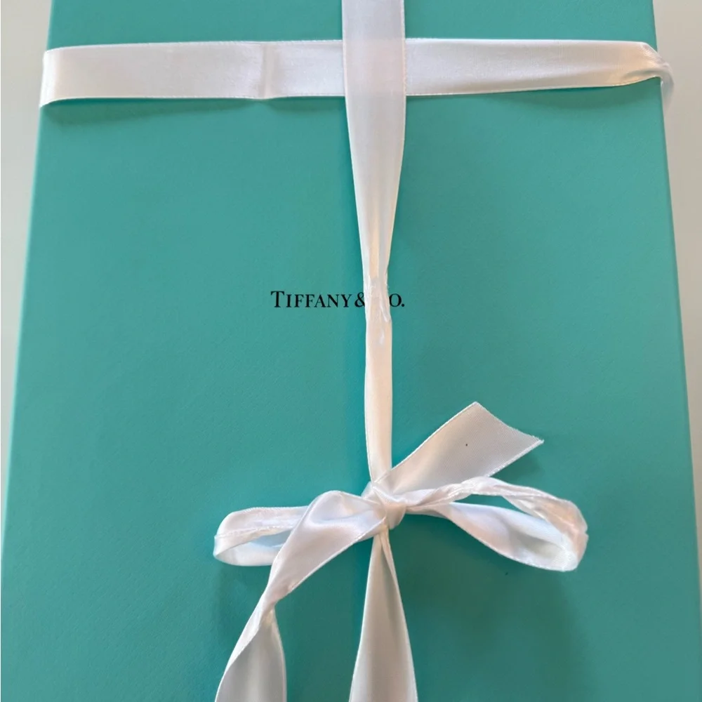 Elegant Tiffany Champagne Flute Set - Picture 4 of 4